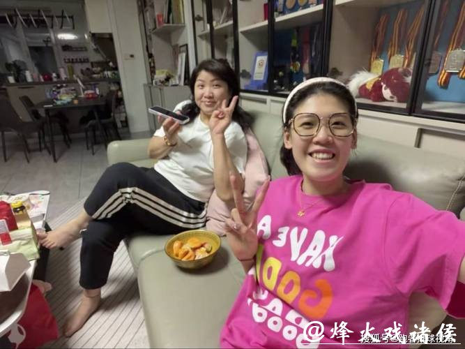 李盈莹返回天津！妈妈陪伴康复，戴眼镜显呆萌，追剧享受美食